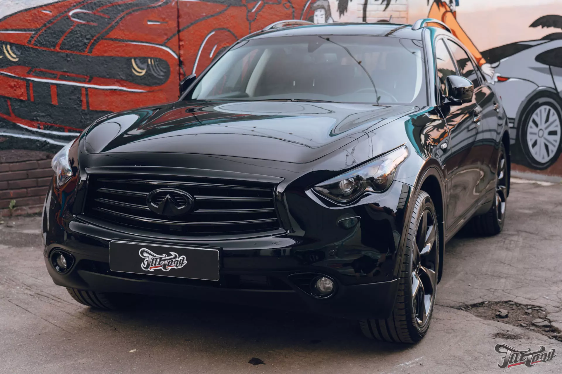Infiniti QX70. Полировка кузова+керамика. Мойка подкапотного пространства. Химчистка салона. Окрас дисков